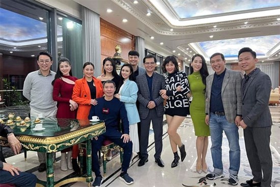Công Lý hội ngộ dàn sao khủng đất Bắc, thần sắc tươi tắn thấy rõ sau thời gian trị bệnh