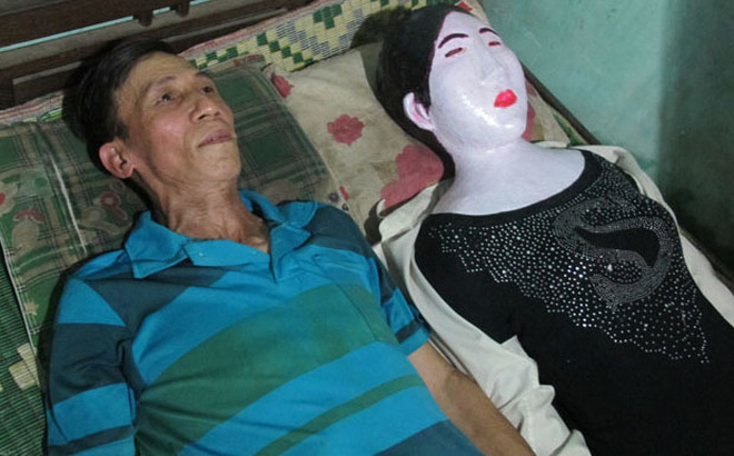 Đào mộ lấy xác vợ về nhà ôm ấp suốt 16 năm, người đàn ông tin rằng có đêm bả ôm lại tôi-2