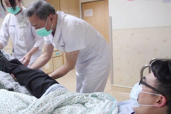 Nam nhân viên 28 tuổi phải cấp cứu vì đột nhiên ngã quỵ, không thể đứng dậy khi đang làm việc, hóa ra tất cả là tại 2 thói quen phổ biến của dân văn phòng