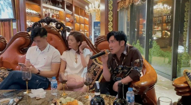 Nhìn chẳng có một tí gì gọi là tình yêu... - biểu cảm của tình trẻ Lệ Quyên lại châm ngòi tranh cãi!-4