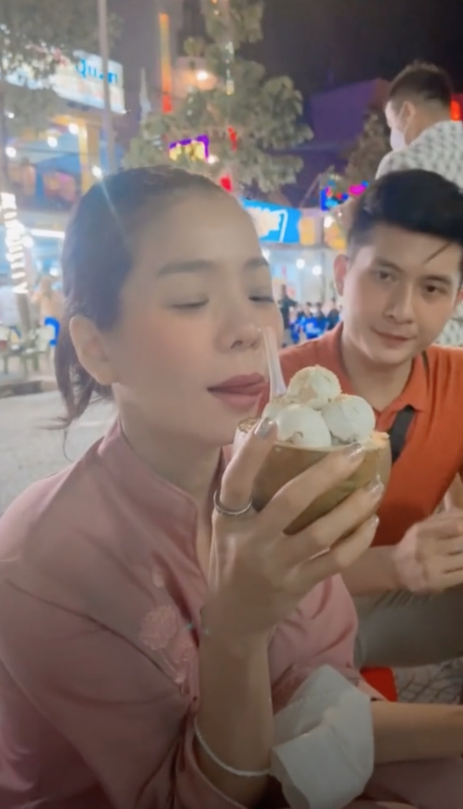 Nhìn chẳng có một tí gì gọi là tình yêu... - biểu cảm của tình trẻ Lệ Quyên lại châm ngòi tranh cãi!-1