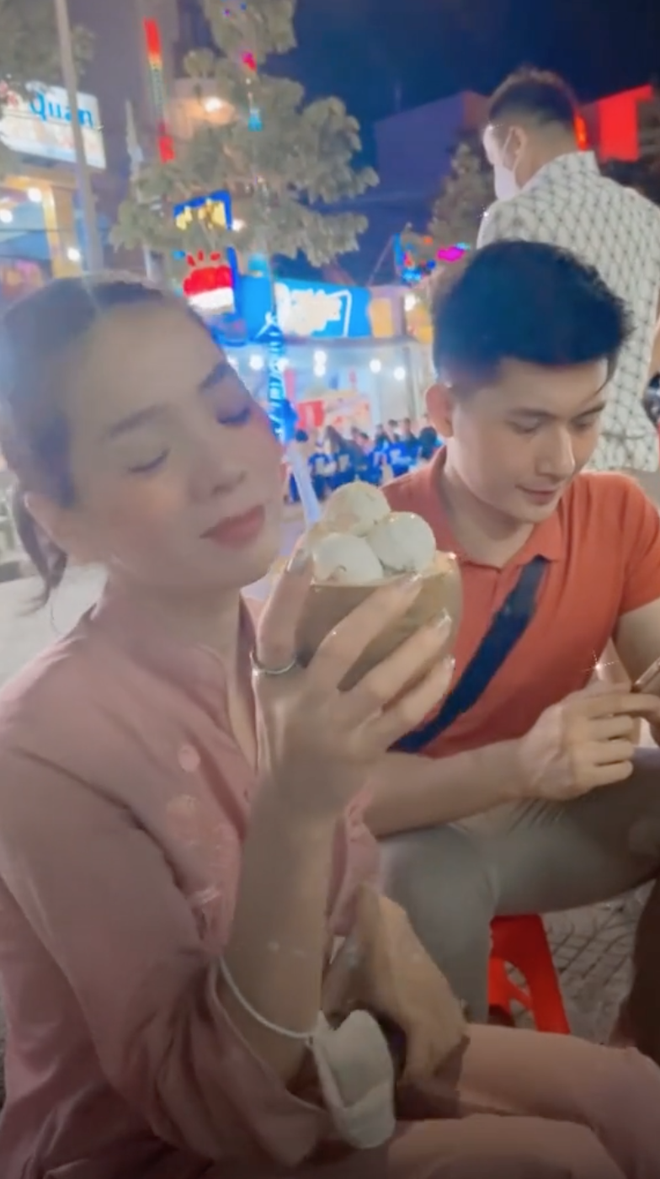 Nhìn chẳng có một tí gì gọi là tình yêu... - biểu cảm của tình trẻ Lệ Quyên lại châm ngòi tranh cãi!-3