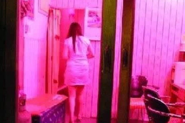 Bi kịch gia đình: Vợ và con trai loạn luân bị chồng bắt gian tận giường-1