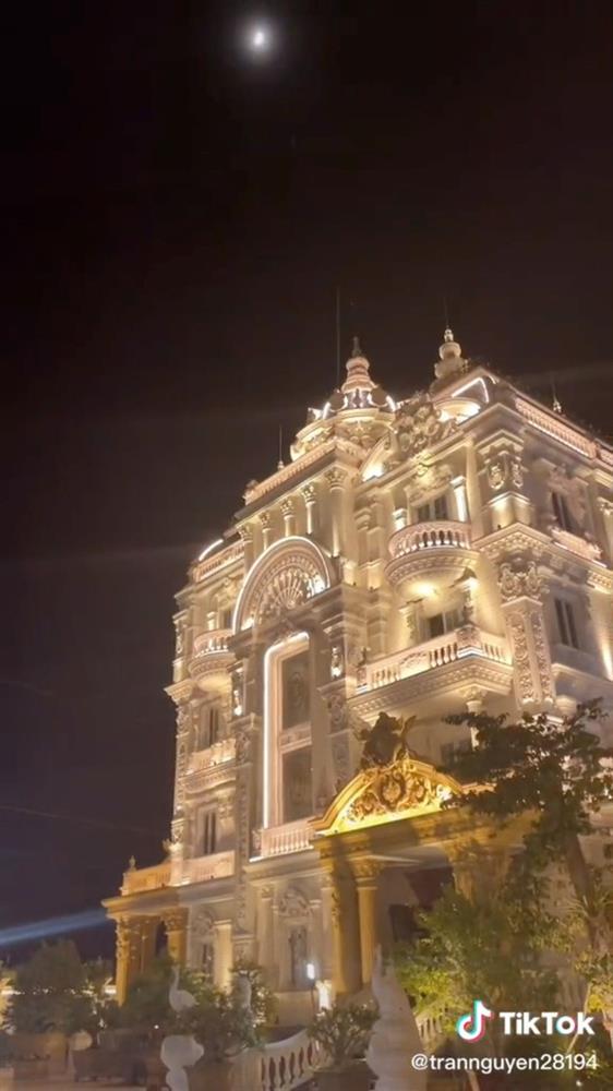 Lâu đài hot nhất Long An trang trí Tết: Cứ về đêm là sáng nhất quốc lộ 1A, bên trong lung linh dát vàng chuẩn giới siêu giàu-1