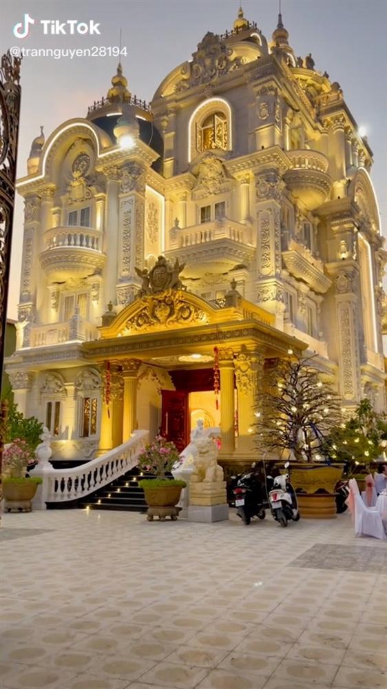 Lâu đài hot nhất Long An trang trí Tết: Cứ về đêm là sáng nhất quốc lộ 1A, bên trong lung linh dát vàng chuẩn giới siêu giàu-2