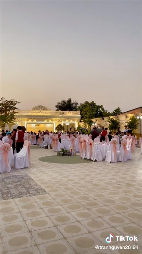 Lâu đài hot nhất Long An trang trí Tết: Cứ về đêm là sáng nhất quốc lộ 1A, bên trong lung linh dát vàng chuẩn giới siêu giàu-5