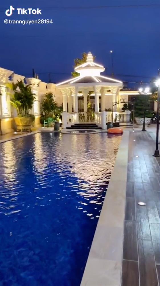 Lâu đài hot nhất Long An trang trí Tết: Cứ về đêm là sáng nhất quốc lộ 1A, bên trong lung linh dát vàng chuẩn giới siêu giàu-6