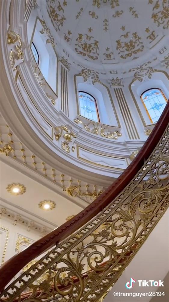 Lâu đài hot nhất Long An trang trí Tết: Cứ về đêm là sáng nhất quốc lộ 1A, bên trong lung linh dát vàng chuẩn giới siêu giàu-7