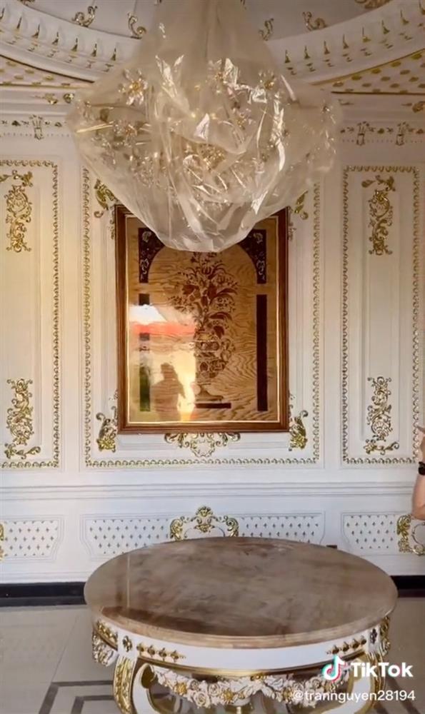 Lâu đài hot nhất Long An trang trí Tết: Cứ về đêm là sáng nhất quốc lộ 1A, bên trong lung linh dát vàng chuẩn giới siêu giàu-8