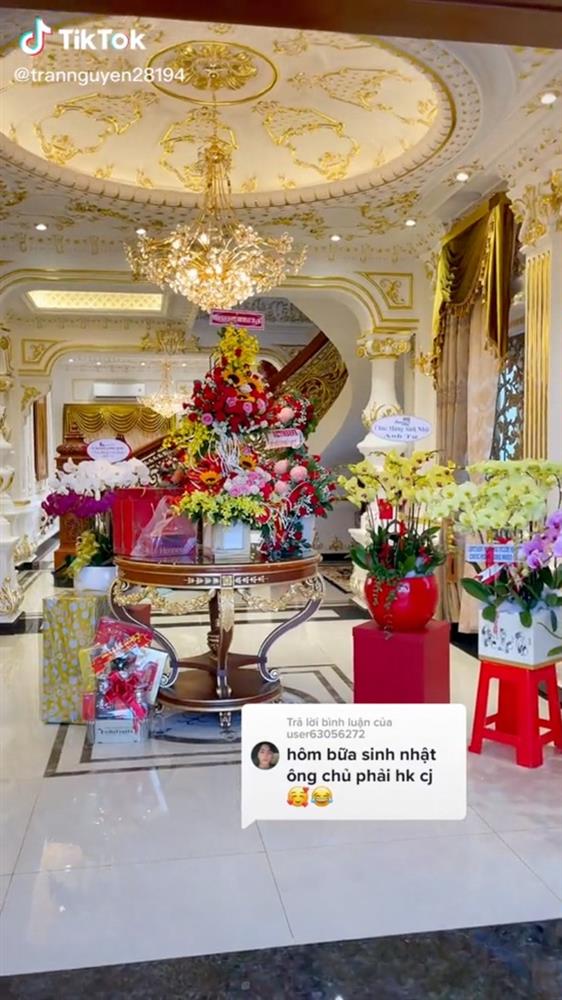 Lâu đài hot nhất Long An trang trí Tết: Cứ về đêm là sáng nhất quốc lộ 1A, bên trong lung linh dát vàng chuẩn giới siêu giàu-9