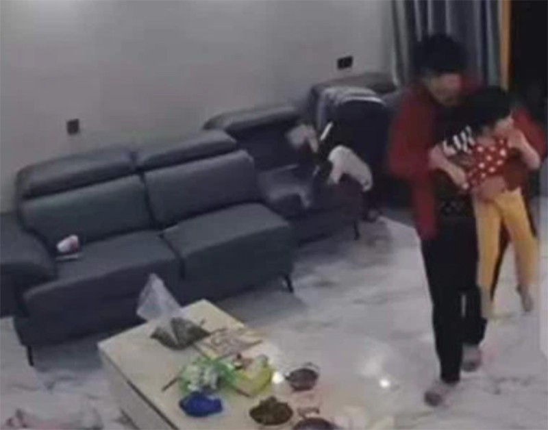 Người phụ nữ bị chồng PGĐ bạo hành dã man: Mới sinh được 50 ngày, chồng đánh vợ suýt ném luôn cả con còn đỏ hỏn-1