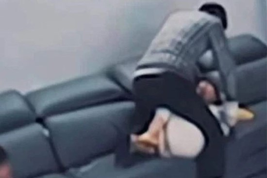 Người phụ nữ bị chồng PGĐ bạo hành dã man: Mới sinh được 50 ngày, chồng đánh vợ suýt ném luôn cả con còn đỏ hỏn