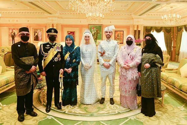 HOT: Cận cảnh siêu đám cưới hoàng gia tổ chức 10 ngày 10 đêm, Công chúa rạng rỡ còn phò mã có hành động tinh tế với cha mẹ vợ-3