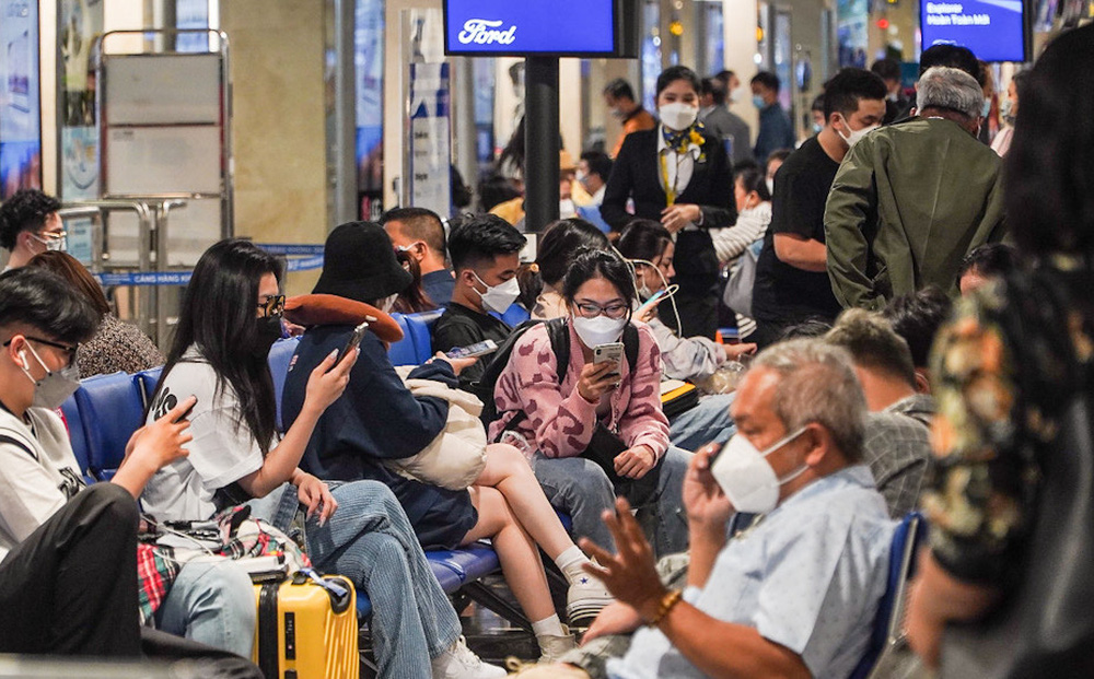 Người dân ùn ùn đổ về quê ăn Tết - sân bay Tân Sân Nhất đông bất ngờ-1