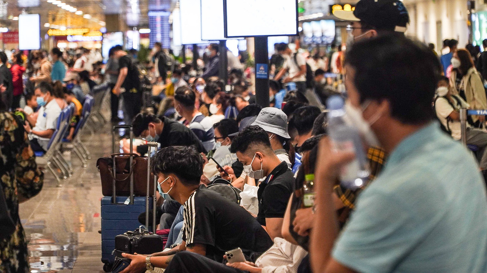 Người dân ùn ùn đổ về quê ăn Tết - sân bay Tân Sân Nhất đông bất ngờ-2
