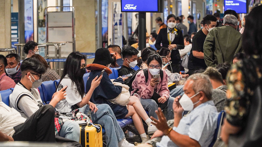 Người dân ùn ùn đổ về quê ăn Tết - sân bay Tân Sân Nhất đông bất ngờ-3