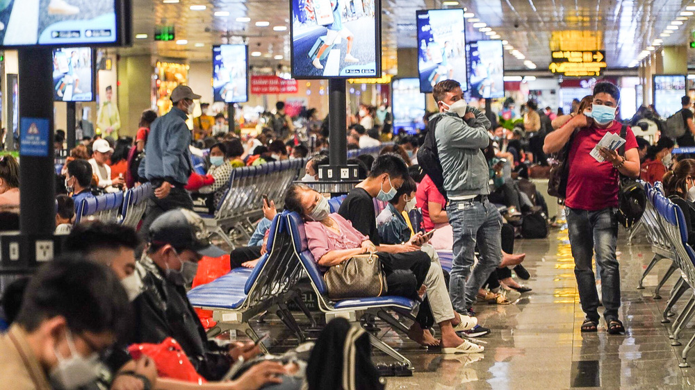 Người dân ùn ùn đổ về quê ăn Tết - sân bay Tân Sân Nhất đông bất ngờ-4