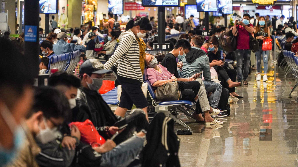 Người dân ùn ùn đổ về quê ăn Tết - sân bay Tân Sân Nhất đông bất ngờ-5