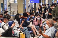 Người dân ùn ùn đổ về quê ăn Tết - sân bay Tân Sân Nhất đông bất ngờ