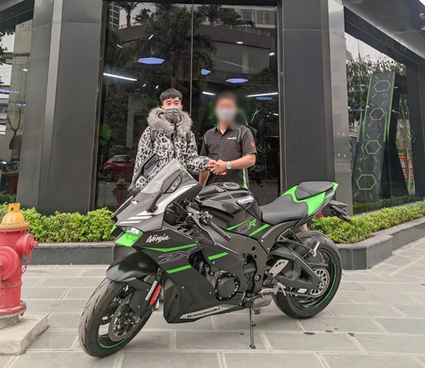 Vụ cướp ngân hàng ở Hải Phòng: Được bạn trai đưa hơn 1,3 tỷ đồng, cô gái cầm đi mua iPhone 13 Pro Max, Macbook Air, nhẫn kim cương, vàng bạc...-1