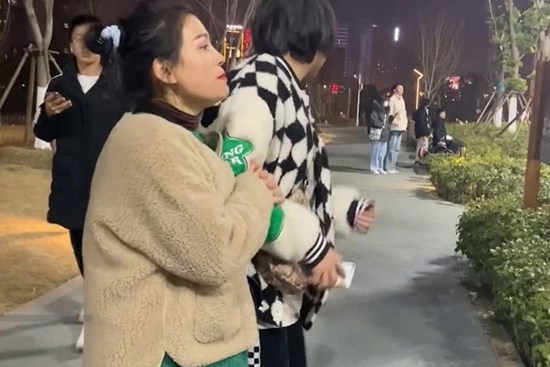 Màn kén rể cực gắt: Bắt con gái đứng bên sân bóng rổ, người mẹ lớn tiếng hỏi 1 câu mà cô nàng