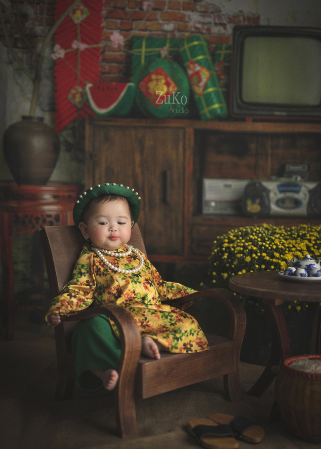 Ngồi chễm chệ như bà Nghị chờ Tết về, bé gái 7 tháng tuổi gây sốt vì bé xíu mà thần thái chẳng ai bằng!-1