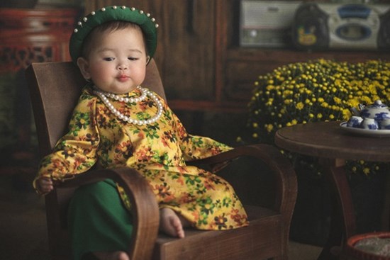 Ngồi chễm chệ như bà Nghị chờ Tết về, bé gái 7 tháng tuổi gây sốt vì bé xíu mà thần thái chẳng ai bằng!