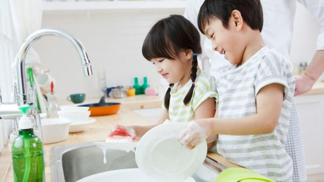 Cậu bé 7 tuổi dùng tiền giả để mua rau, ông cụ bán hàng bí mật theo về tận nhà để mắng cho 1 trận: Đến nơi thì tái mặt!-3