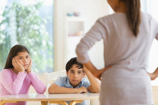 Cậu bé 7 tuổi dùng tiền giả để mua rau, ông cụ bán hàng bí mật theo về tận nhà để mắng cho 1 trận: Đến nơi thì tái mặt!-4