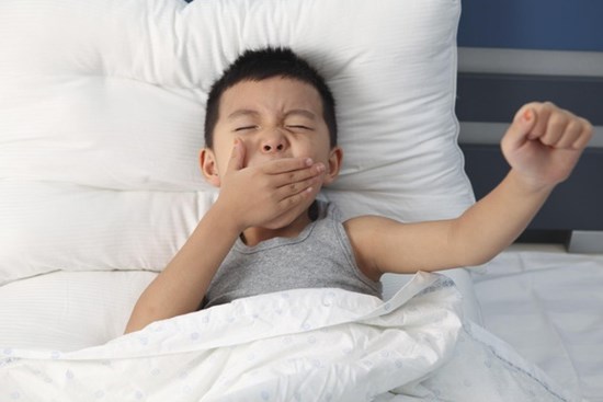 Cậu bé 7 tuổi dùng tiền giả để mua rau, ông cụ bán hàng bí mật theo về tận nhà để mắng cho 1 trận: Đến nơi thì tái mặt!