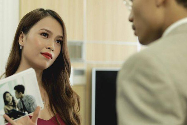 Hỏi vợ về tiền thưởng Tết, cô ấy đưa tôi xem thông báo chuyển khoản khiến tôi choáng váng-1