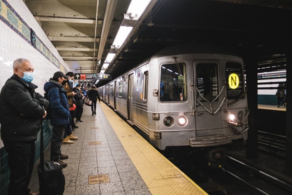 Lại thêm một nạn nhân bị đẩy xuống đường ray tàu điện ở New York: Tỷ lệ tội phạm ga tàu đang cao chưa từng thấy-2