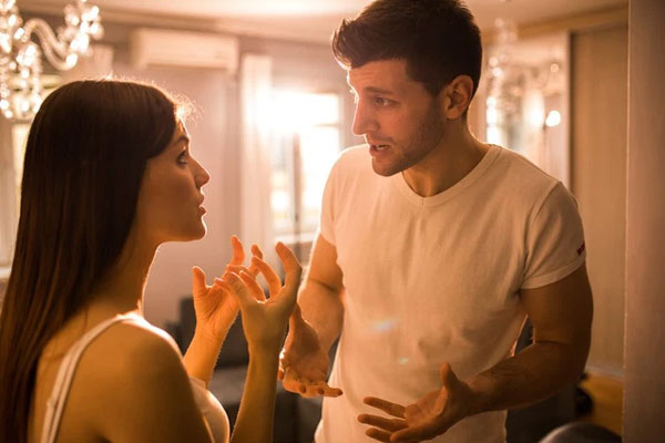 Đang hôn đắm đuối bạn trai trong ô tô, một sự cố xảy đến bất ngờ khiến cô gái tởn tới già và chia tay gấp-2