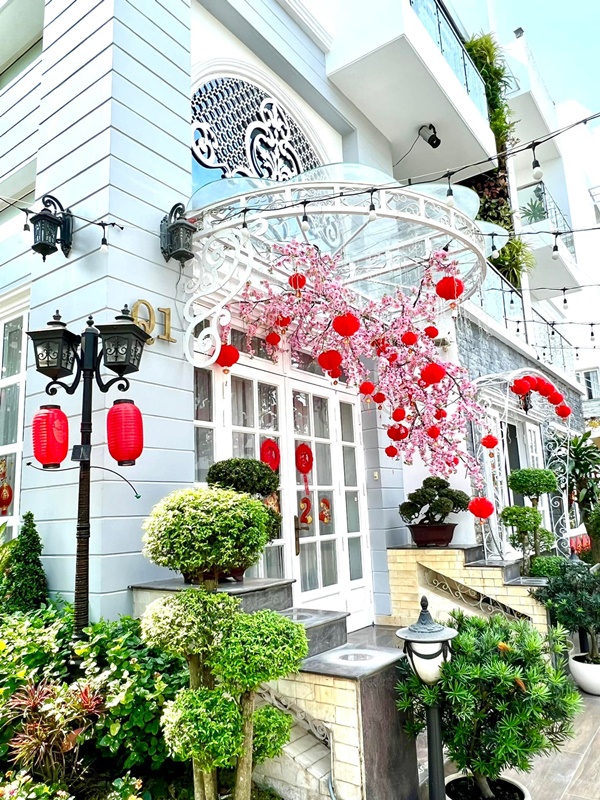 Ra Hà Nội đón Tết, siêu mẫu Thuý Hạnh vẫn đích thân trang trí biệt thự Sài Gòn rực rỡ không khí xuân-2