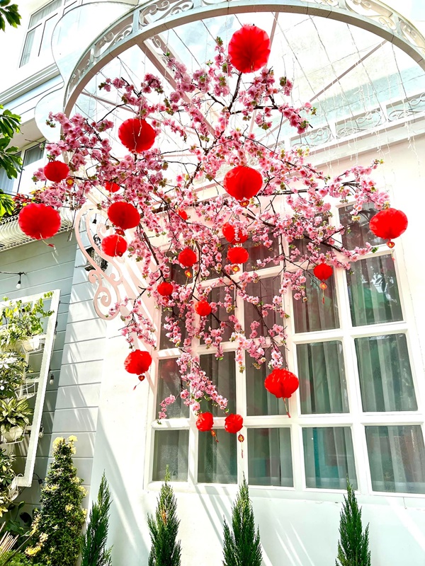 Ra Hà Nội đón Tết, siêu mẫu Thuý Hạnh vẫn đích thân trang trí biệt thự Sài Gòn rực rỡ không khí xuân-3