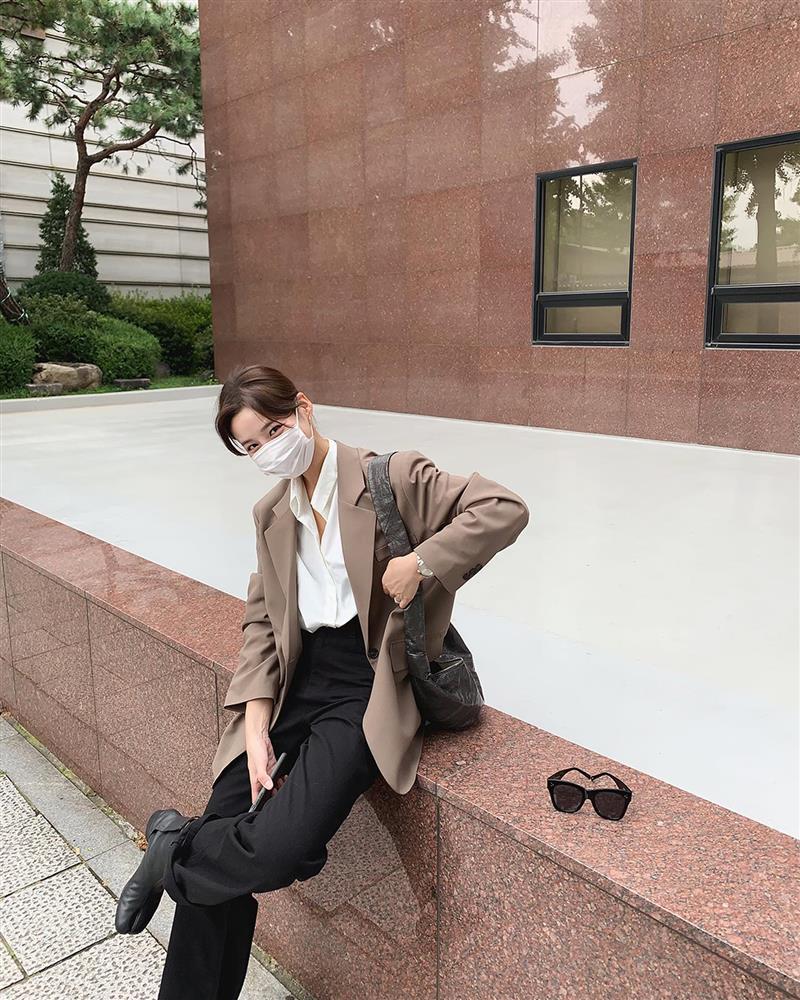 Mặc áo blazer với quần gì? 4 gợi ý sau sẽ giúp chị em sành điệu nguyên Tết-3