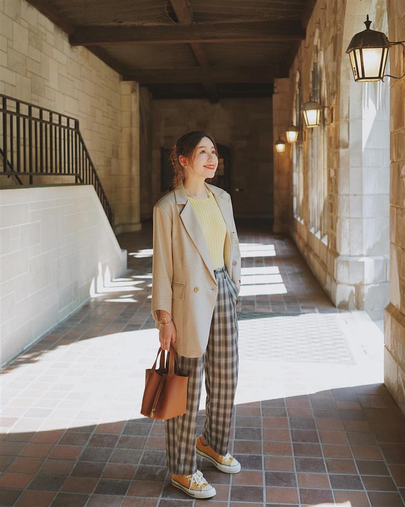 Mặc áo blazer với quần gì? 4 gợi ý sau sẽ giúp chị em sành điệu nguyên Tết-13