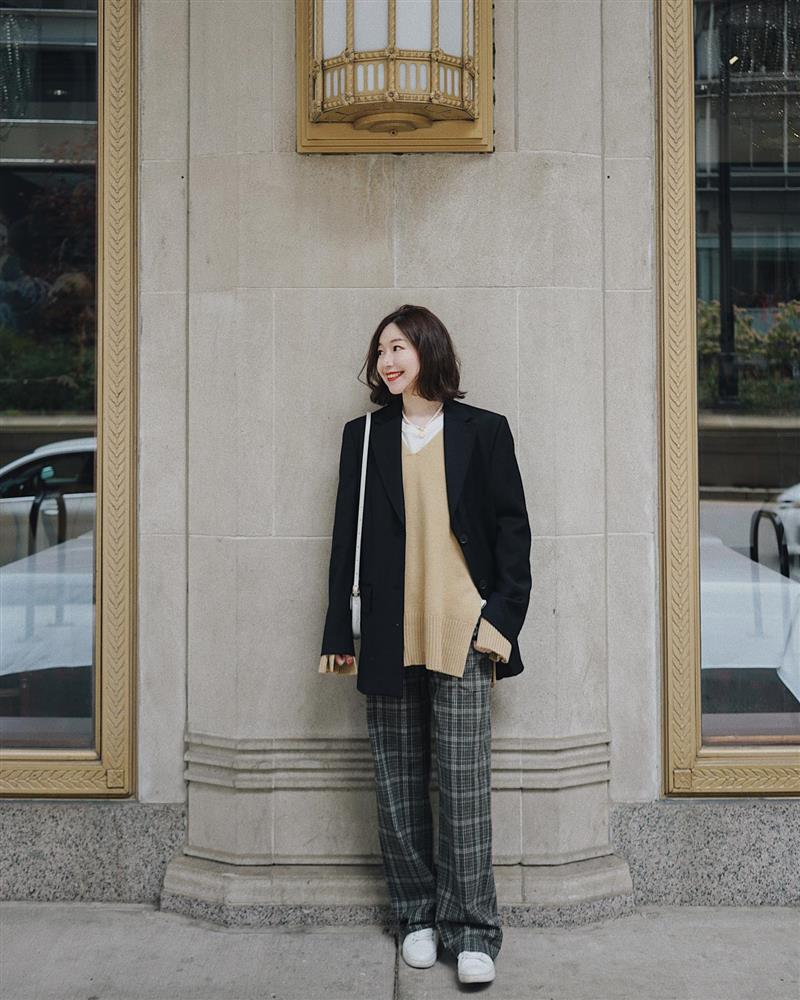 Mặc áo blazer với quần gì? 4 gợi ý sau sẽ giúp chị em sành điệu nguyên Tết-14