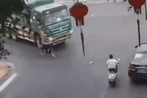 Cụ ông thoát chết thần kỳ khi bị xe tải cuốn vào gầm