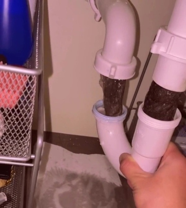 Tháo ống nước bị tắc, cô gái nổi da gà với thứ rùng rợn chui ra, hội chị em xem xong sợ xanh mặt phải bỏ ngay thói quen này-2