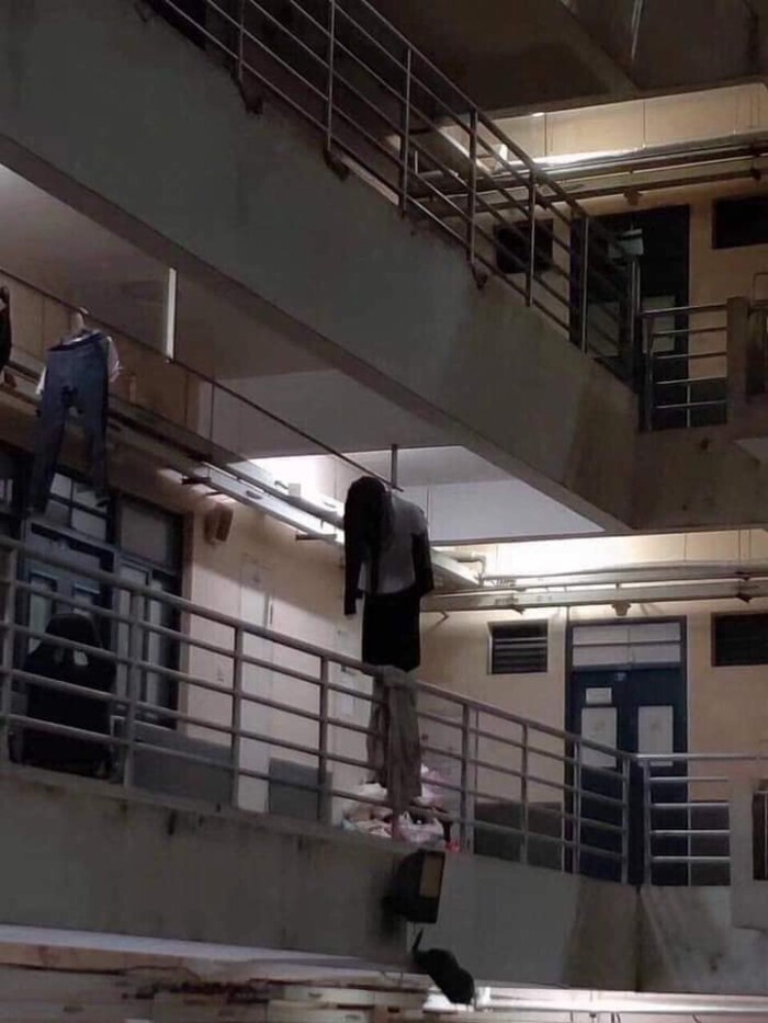 Tá hỏa khi thấy cảnh tượng ghê rợn trên ban công KTX, biết rõ sự tình ai nấy cũng té ngửa vì bất ngờ-1