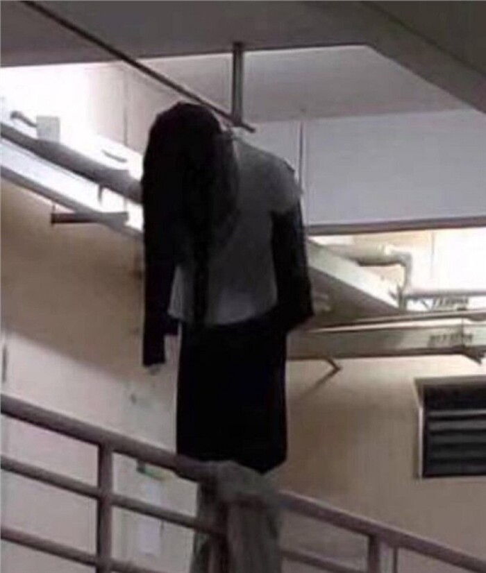 Tá hỏa khi thấy cảnh tượng ghê rợn trên ban công KTX, biết rõ sự tình ai nấy cũng té ngửa vì bất ngờ-2