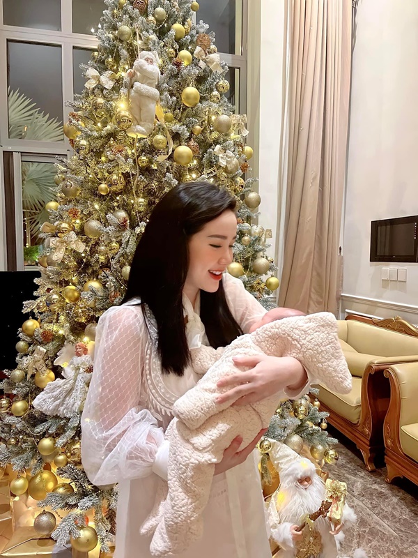 Nhà có 2 bảo mẫu, Bảo Thy vẫn trực tiếp chăm sóc con trai, nghe hành trình túc trực bên con mà ai cũng phục!-1