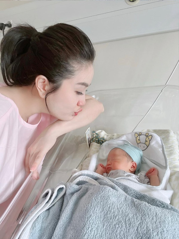 Nhà có 2 bảo mẫu, Bảo Thy vẫn trực tiếp chăm sóc con trai, nghe hành trình túc trực bên con mà ai cũng phục!-6
