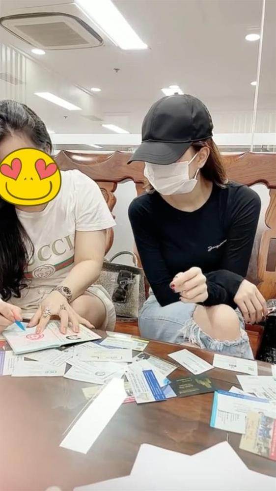 Xôn xao clip Ngọc Trinh ăn mặc kín đáo đi bán nhà hàng chục tỷ dịp cận Tết-2