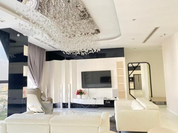 Xôn xao clip Ngọc Trinh ăn mặc kín đáo đi bán nhà hàng chục tỷ dịp cận Tết-6