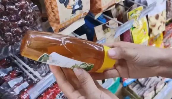 Khi mua mật ong, chỉ cần lật ngược chai mật ong, nhìn sơ qua là có thể biết mật ong thật và giả, không nên mua tùy tiện-2