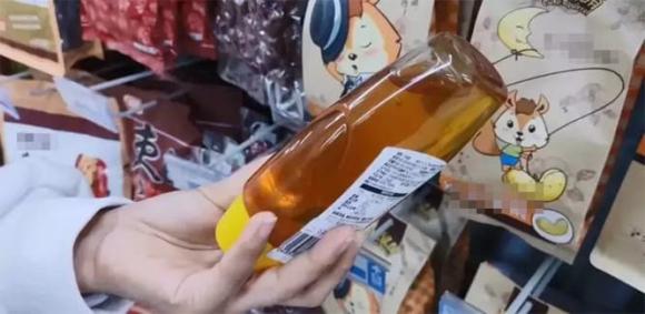 Khi mua mật ong, chỉ cần lật ngược chai mật ong, nhìn sơ qua là có thể biết mật ong thật và giả, không nên mua tùy tiện-3