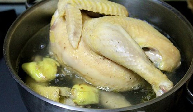 Đi chợ chọn gà ăn Tết nếu thấy con gà có 3 đặc điểm sau phải mua ngay vì chắc chắn là gà ngon sạch, lại không lo gian thương bơm nước, dùng chất tạo vàng-4