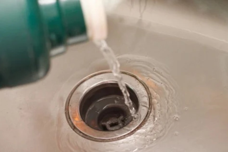 Đổ thứ này xuống bồn rửa bát, 15 phút sau mỡ đóng cục trong đường ống tan sạch, khử hết mùi hôi-1